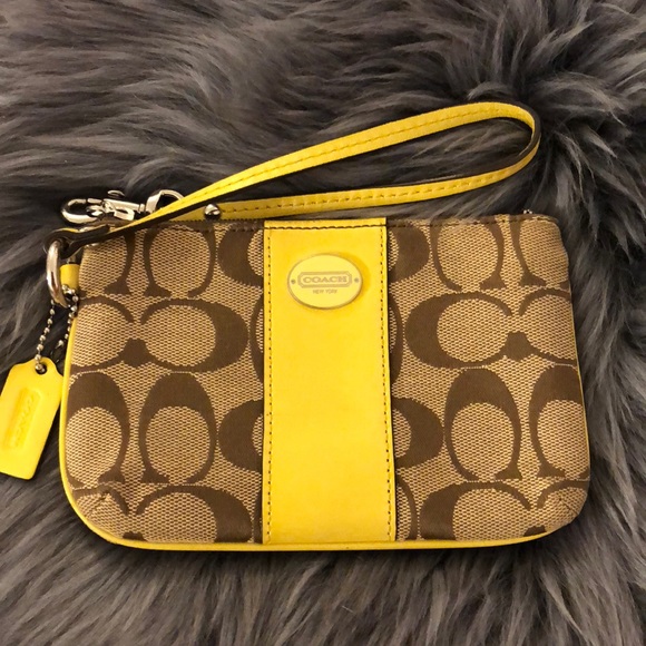 Coach Handbags - Coach Wristlet 🌻